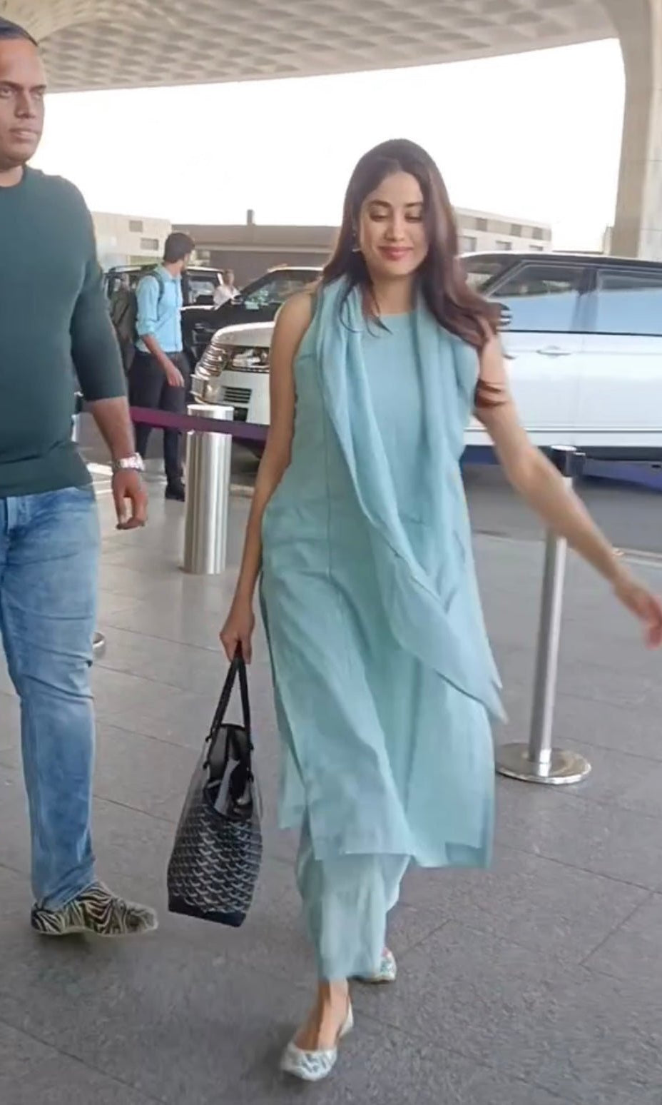 Janhvi Kapoor in Doriya Straight Kurta Set with Scarf - ILMA