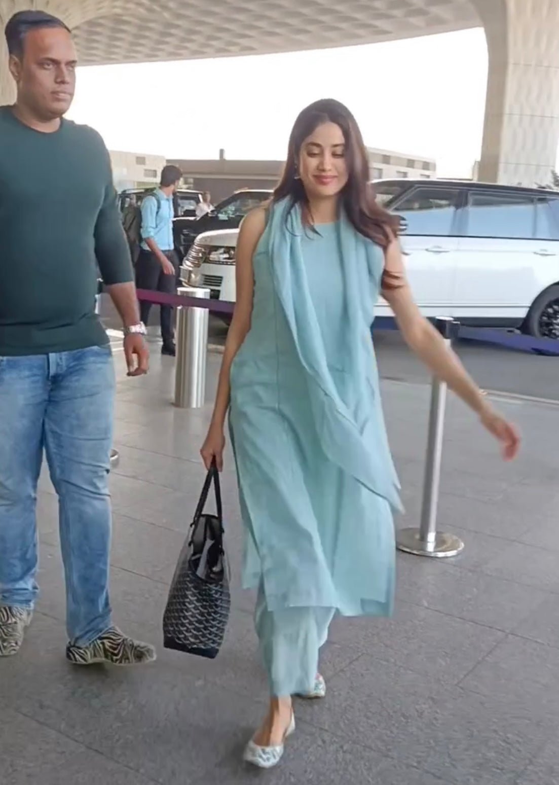 Janhvi Kapoor in Doriya Straight Kurta Set with Scarf - ILMA